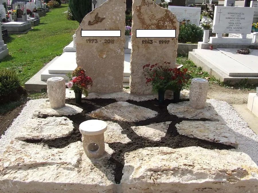 Két rusztikus mészkő fejkő kővázákkal, természetes kőlapokkal borított sírhely