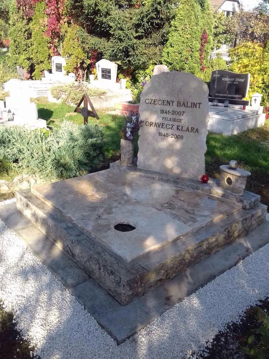 Csiszolt dupla mészkő síremlék két névvel, zárt fedlappal a temetőben