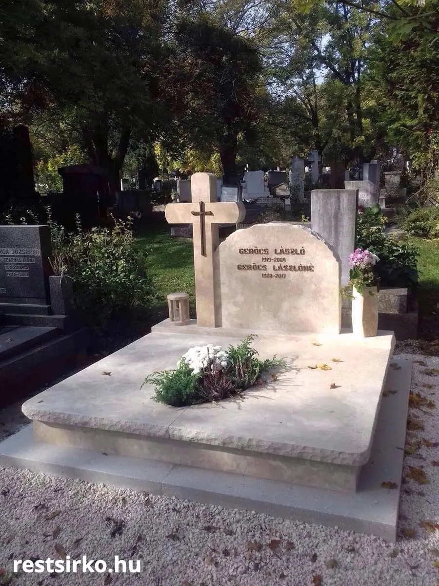 Zárt mészkő dupla síremlék faragott kereszttel, csiszolt fedlappal és kővázával