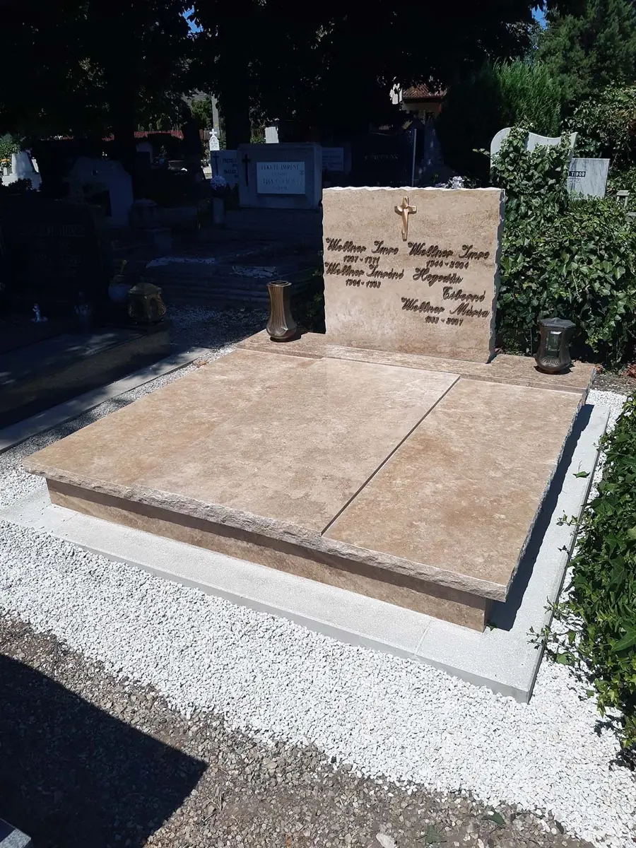 Nagy csiszolt mészkő családi síremlék több névvel, bronz kereszttel és kővázákkal