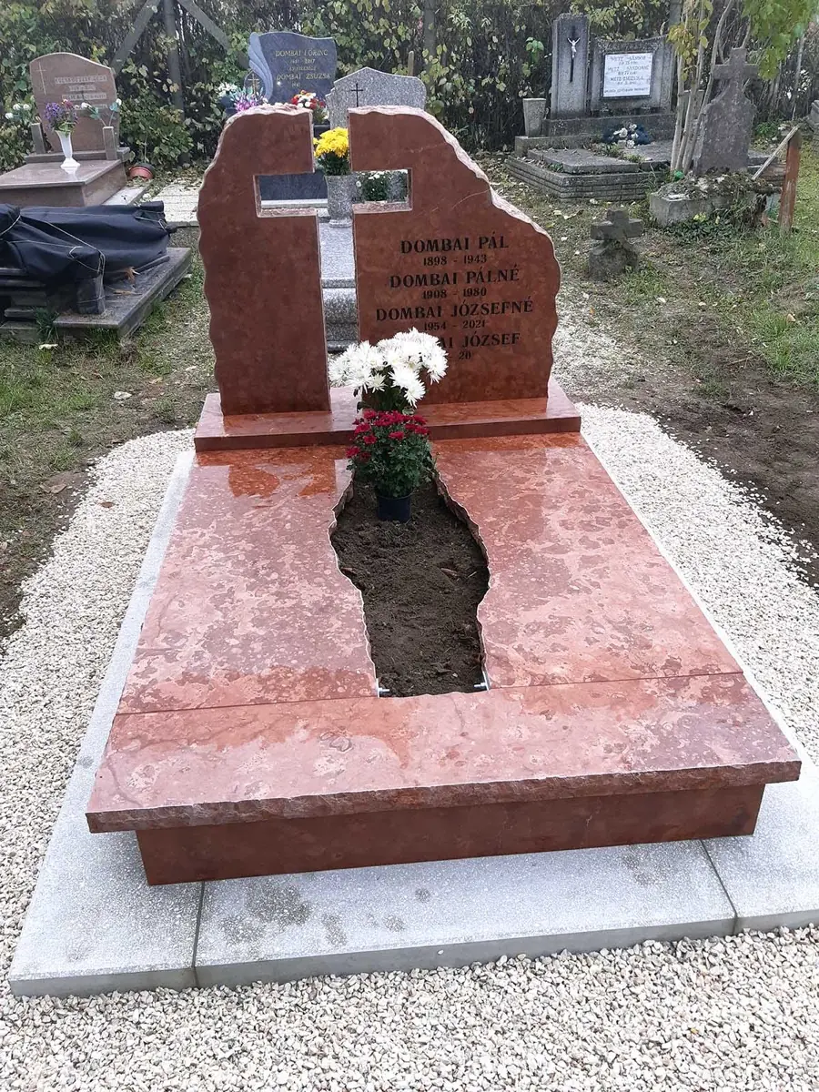 Vörös mészkő családi sírkő csiszolt felülettel, faragott kereszttel és ültethető ágyással