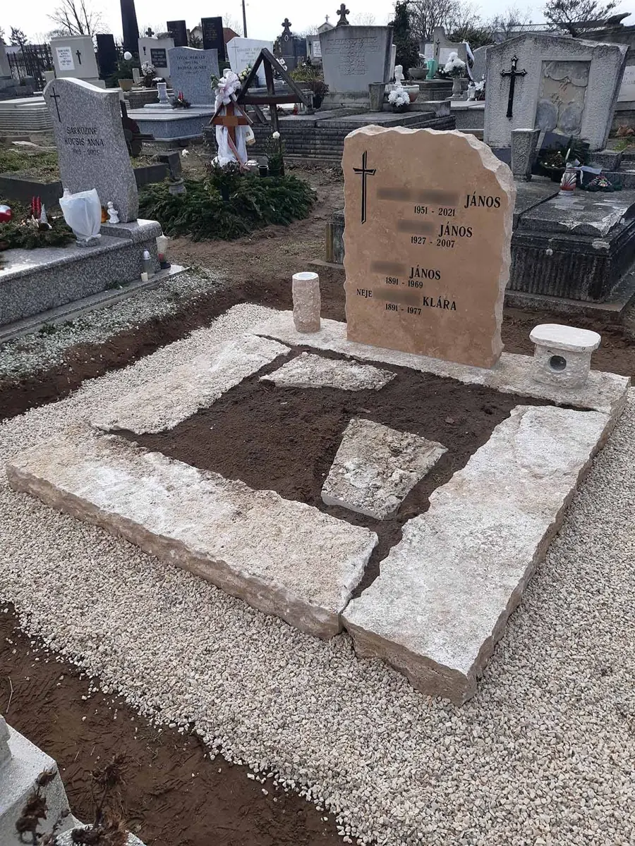 Rusztikus dupla mészkő sírkő csiszolt fejkővel, természetes kőlapokkal és ágyásokkal