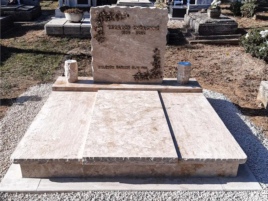 Csiszolt zárt dupla mészkő sírkő rusztikus fejkővel, virágfaragással díszítve