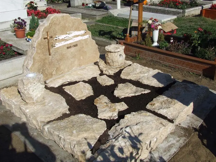 Rusztikus nyitott mészkő sírkő természetes fejkővel, kőlapokkal és kővázával