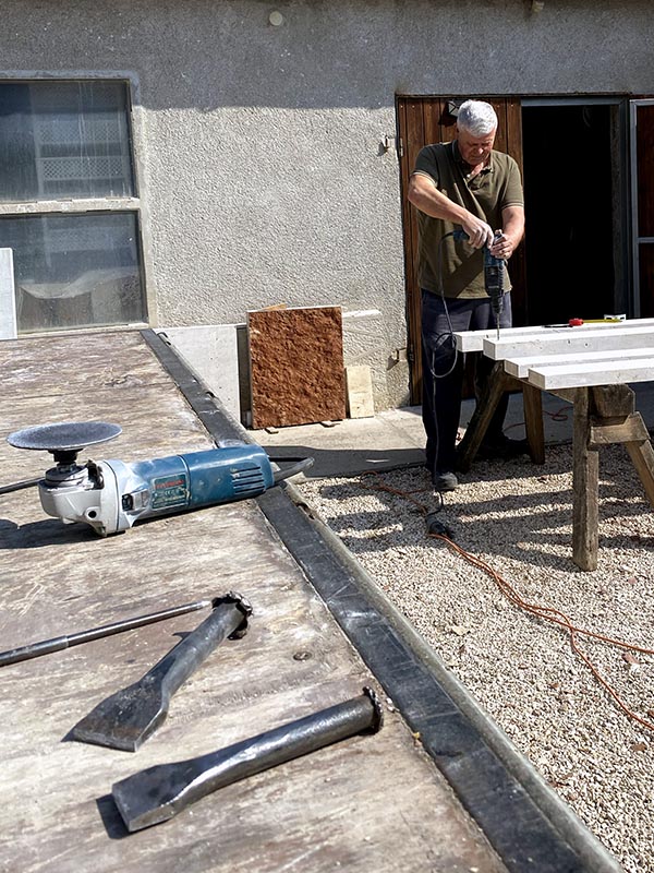 Rest Kőfaragó Műhely udvara szerszámokkal és mészkő munkadarabokkal