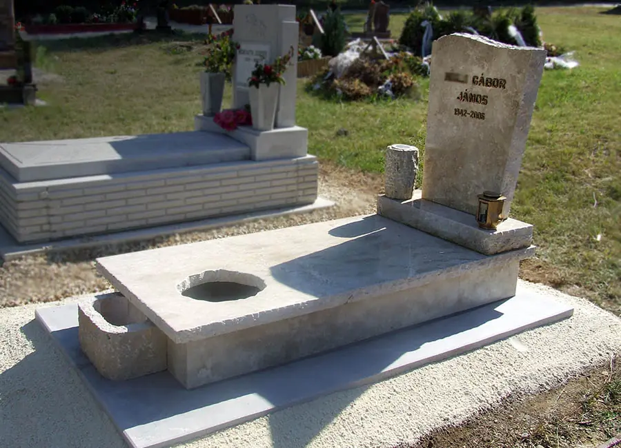 Csiszolt mészkő szimpla sírkő rusztikus fejkővel, kerek ágyással és kővázával