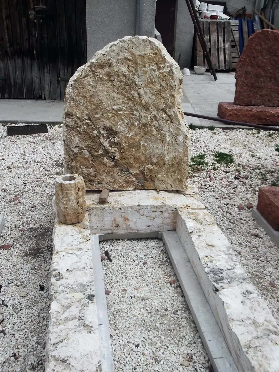 Rusztikus mészkő szimpla sírkő természetes szikla fejkővel és kővázával, műhelyben