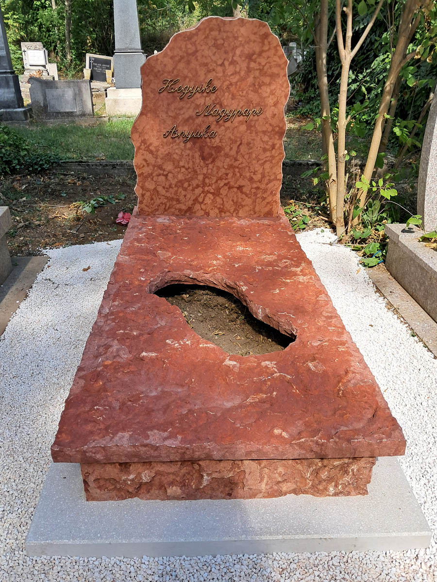 Rusztikus vörös mészkő szimpla sírkő természetes fejkővel és kis kerek ültethető ágyással