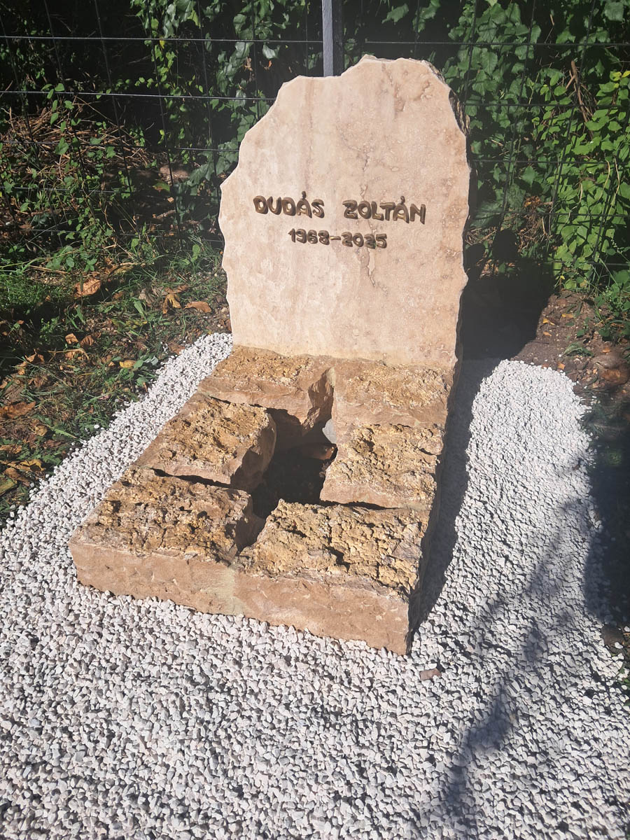 Világos mészkő rusztikus urnasírkő természetes fejkővel, kőlapokkal és ültethető ágyással