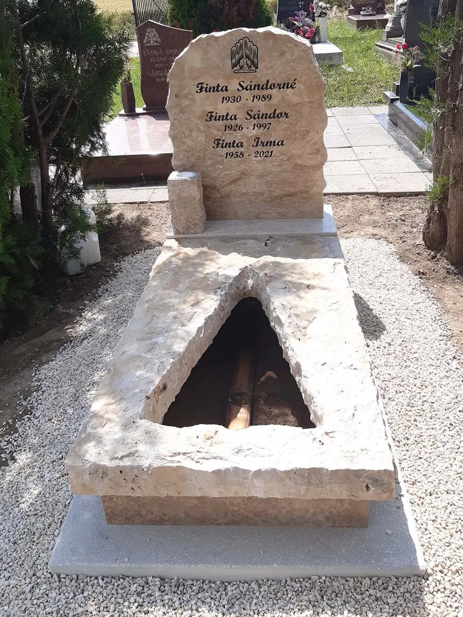 Világos mészkő páros sírkő rusztikus fejkővel, három névvel és nyitott ágyással