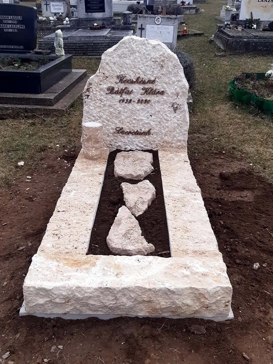 Világos rusztikus mészkő szimpla sírkő természetes fejkővel és keskeny ültethető ágyással