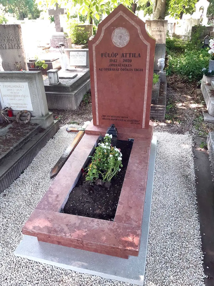 Vörös mészkő csiszolt szimpla sírkő íves fejkővel, egyedi faragott díszítéssel és ágyással