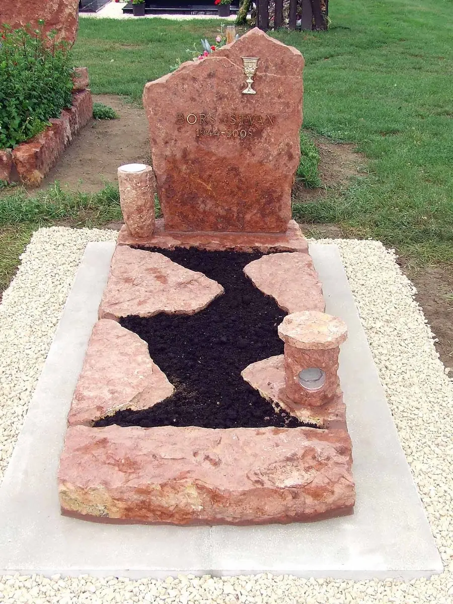 Vörös mészkő szimpla sírkő rusztikus fejkővel, kehely faragással és természetes ágyással