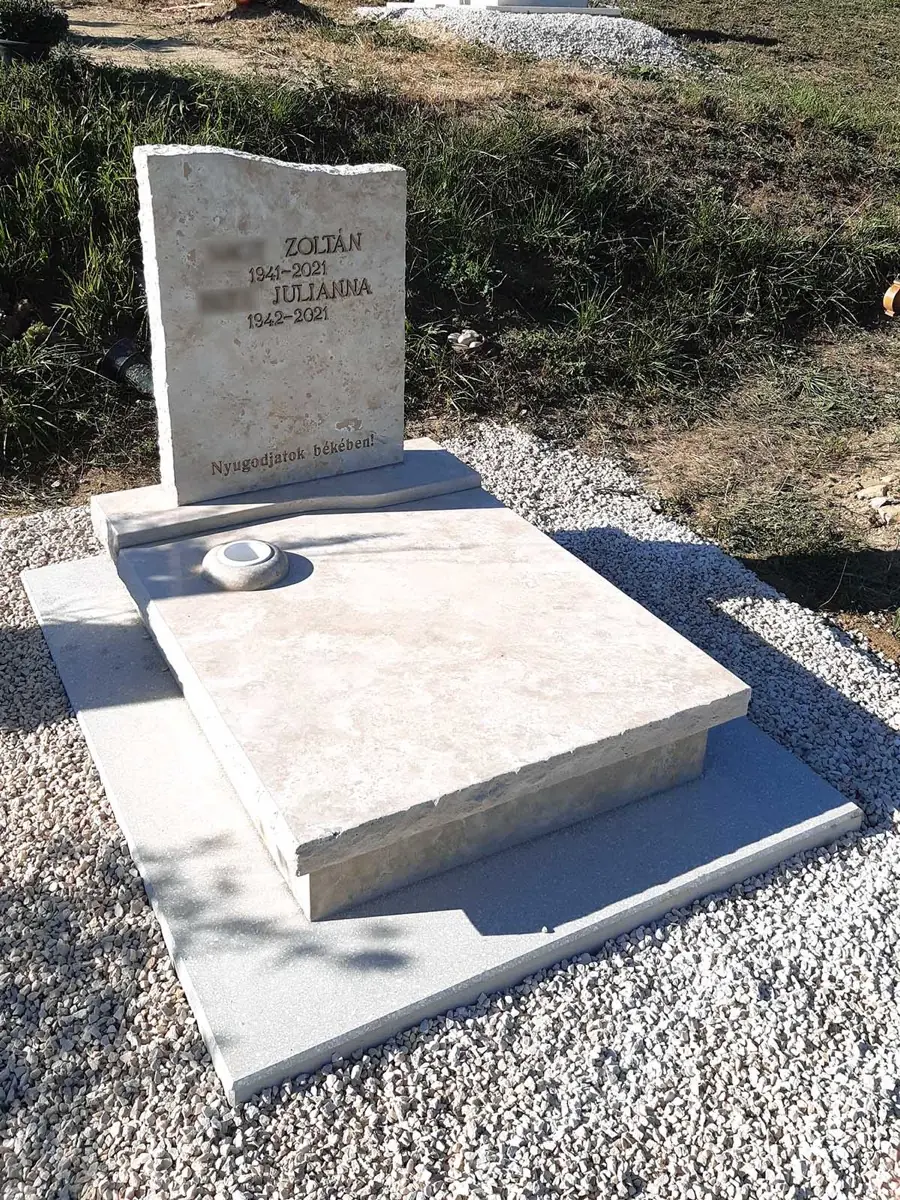 Kompakt zárt mészkő urnasírkő csiszolt felülettel, két névvel és mécsestartóval